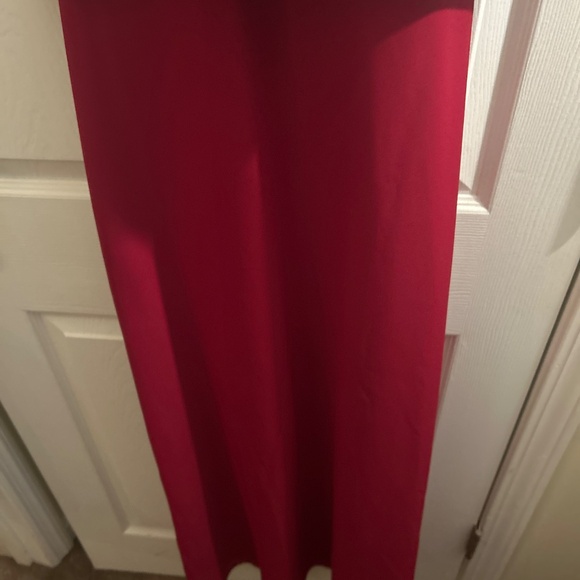 82) red David’s bridal V cut halter neck formal dress size 4 - Picture 3 of 3